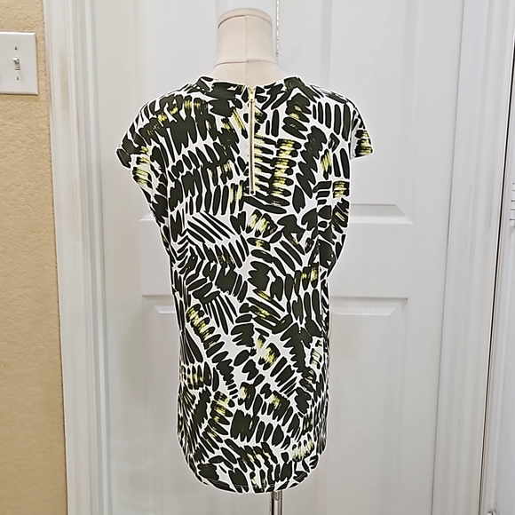 Liz Claiborne Palm Printed Blouse Green and White with pleated neckline Size MT - Picture 2 of 9